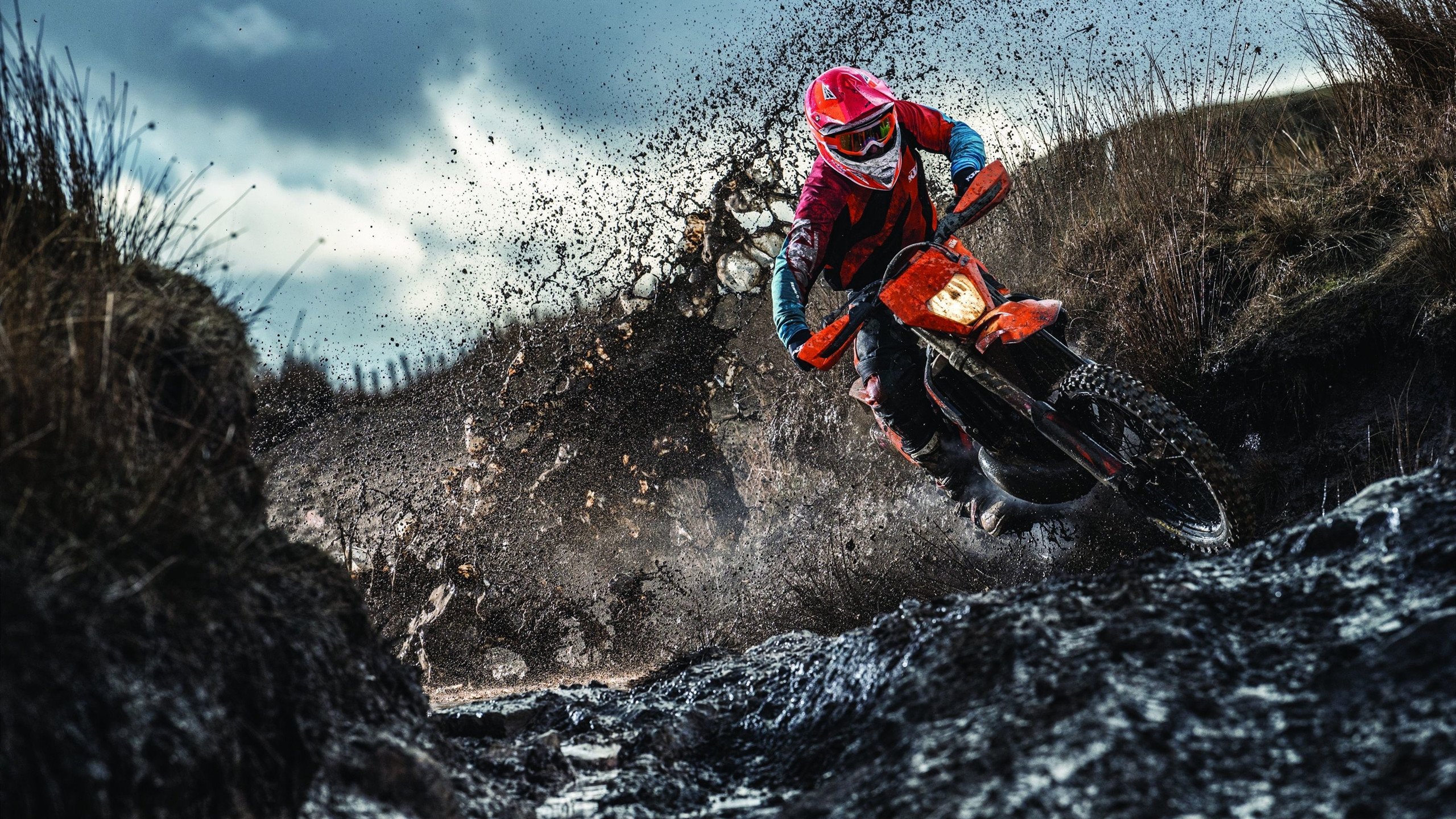 世界杯：姆巴佩决赛戴帽仍无缘冠军 赛后安慰队友一幕感动世界